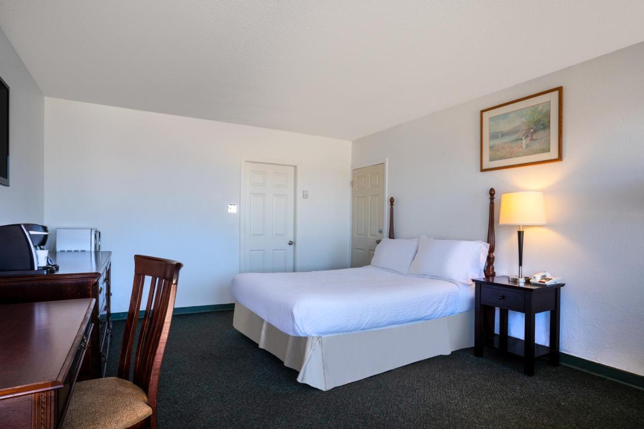 Thriftlodge By Wyndham Regina North エクステリア 写真